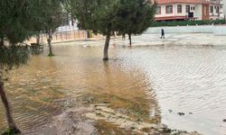 İlkokulun bahçesi sular altında kaldı