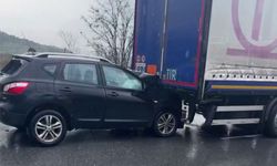 Otomobil TIR’ın altına girdi