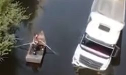 Taşkın sularında TIR yan yattı