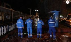 Büyükşehir ekipleri gece boyunca temizlik çalışması gerçekleştirdi