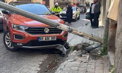 Kontrolden çıkan otomobil aydınlatma direğini devirdi