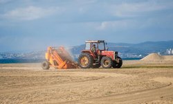 Kuşadası Belediyesi’nden plajlarda yoğun temizlik mesaisi