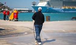 Kuşadası Belediyesi’nden sahil bandında yoğun mesai