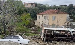 Söke’de yol çöktü, araçlar zarar gördü