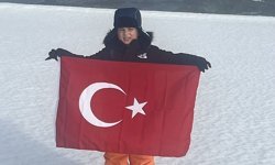 7 yaşındaki Aydınlı Pars Güney Kutbu’nda Türk Bayrağı açtı