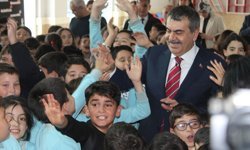 Bakan Tekin'den Aydınlı miniklere halı saha sözü