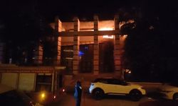 Kuşadası'nda eski PTT binasında yangın