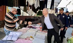 Başkan Kıvrak güne semt pazarında hemşehrileriyle başladı