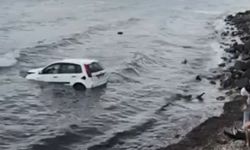 Kuşadası’nda otomobil denize uçtu