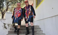 Efe kıyafeti giydiler, zeybekte buluştular