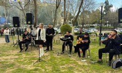 Efeler’de anneler günü coşkusu şenlikle taçlanıyor