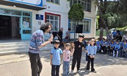 Efeler’in sanatçıları çocuklar için sahneye çıktı
