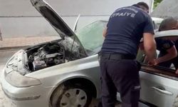Park halindeki otomobil alev aldı