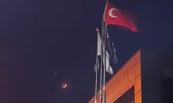 Bayrak, ay ve yıldız gökyüzünde buluştu