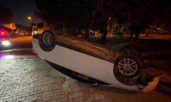 Kontrolden çıkan otomobil ters döndü
