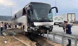 Yolcu otobüsü bariyerlere saplandı