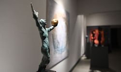 Bronz, ahşap ve rengin estetik uyumu bu sergide