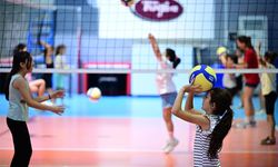 Büyükşehir'in ücretsiz voleybol kurslarına yoğun ilgi