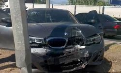 Otomobil aydınlatma direğine çarptı