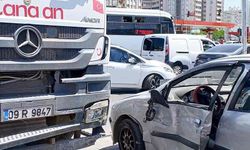Beton mikseri ile otomobil çarpıştı