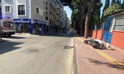 Otomobilin çarptığı motosiklet kaldırıma çıktı