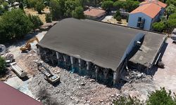 65 yıllık spor salonunda yıkım çalışmaları başladı