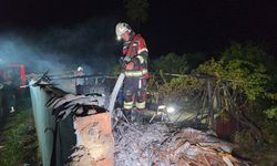 Odunlukta çıkan yangın eve sıçradı