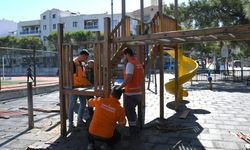 Kuşadası’nda çocukların oyun alanları yenileniyor
