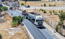 Efeler’de sıcak asfalt çalışmaları sürüyor