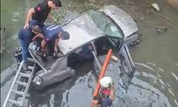 Karacasu’da Otomobil Bariyerleri Aşıp Baraj Kanalına Uçtu: 2 Yaralı