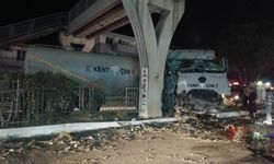 Tır Üst Geçide Çarptı: 1 Yaralı