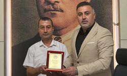 Serhan Avşar’dan yılın ahisine plaket