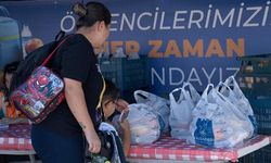 Kuşadası’nda beslenme paketleri çocuklara ulaştırılıyor