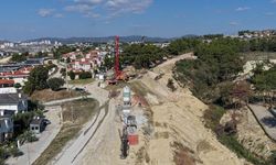 Büyükşehir Belediyesi Kuşadası'ndaki yol çalışmalarını sürdürüyor