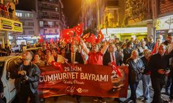 Efeler’de Cumhuriyet Yürüyüşü’ne binlerce kişi akın etti