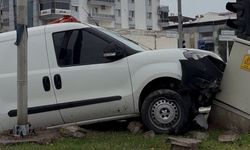 Hafif ticari araç  refüje çıkıp trafoya çarptı