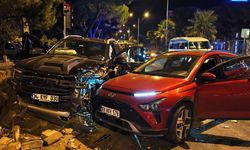 Kamyonet kırmızı ışıkta bekleyen araca çarptı: 3 yaralı