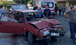 Otomobil aydınlatma direğine çarptı