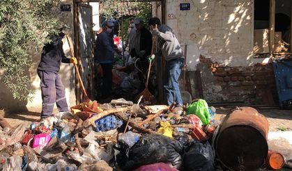 Aydın'da bir evden 16 kamyon çöp çıktı