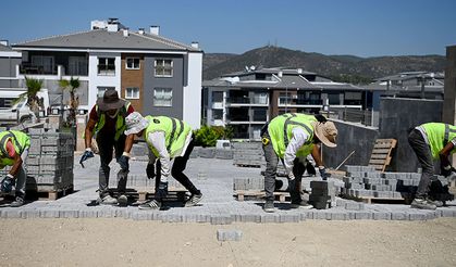 Kuşadası Belediyesi ekiplerinden 7/24 yol mesaisi