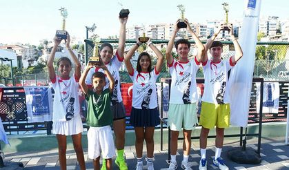 Kuşadası'nda  kupalar Zafer Bayramı coşkusuyla havaya kalktı