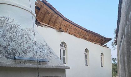 Söke’de tarihi camide çatı çöktü