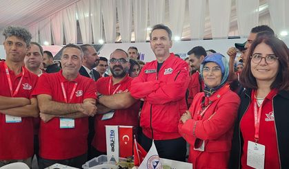 Bakan Bayraktar Teknofest'te ADÜ çadırını ziyaret etti