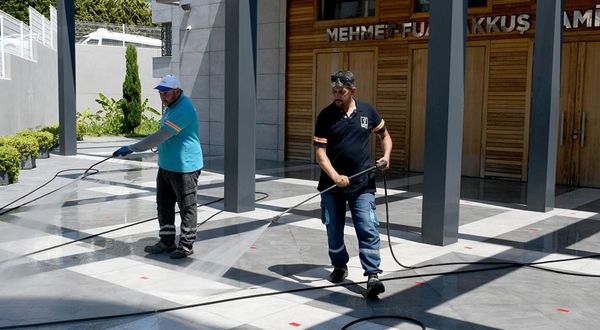 Kuşadası’nda camiler bayram namazına hazır