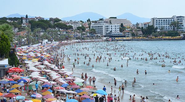 Kuşadası ve Didim'deki plajlarda bayram tatili yoğunluğu