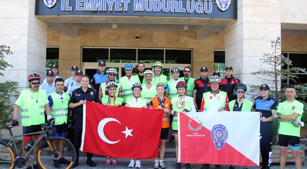 Aydın'dan 30 Ağustos turuna çıkan bisikletçiler, Uşak'a ulaştı