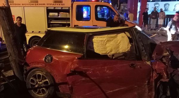 Aydın'da otomobil önce refüje sonra TIR'a çarptı: 3 yaralı
