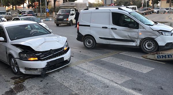 Otomobil ile hafif ticari araç çarpıştı: 2 yaralı