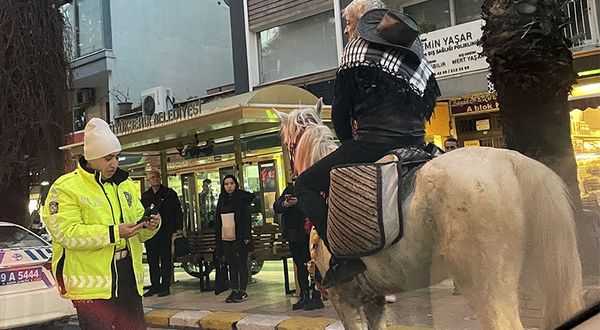 Trafiğe çıkan atlıyı polis durdurdu
