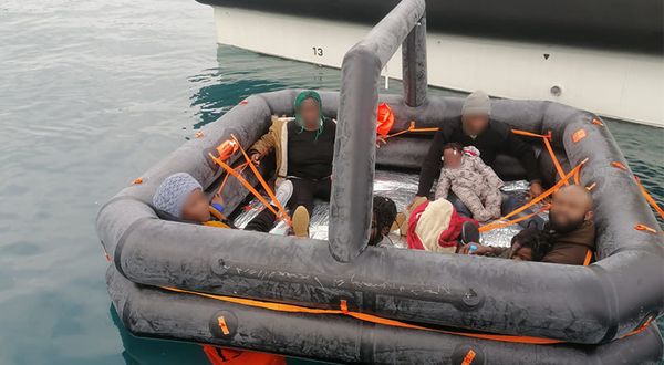 Kuşadası açıklarında 26 düzensiz göçmen kurtarıldı